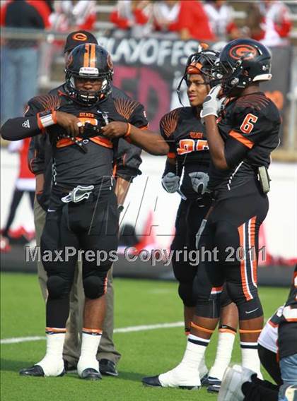 Thumbnail 2 in Van vs. Gilmer (3A Division 2 Region 2 Area Playoffs) photogallery.