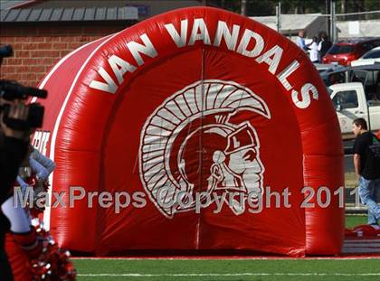 Thumbnail 2 in Van vs. Gilmer (3A Division 2 Region 2 Area Playoffs) photogallery.