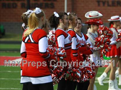 Thumbnail 3 in Van vs. Gilmer (3A Division 2 Region 2 Area Playoffs) photogallery.