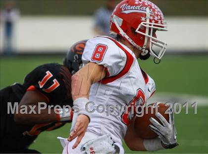 Thumbnail 2 in Van vs. Gilmer (3A Division 2 Region 2 Area Playoffs) photogallery.