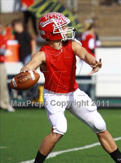 Thumbnail 3 in Van vs. Gilmer (3A Division 2 Region 2 Area Playoffs) photogallery.