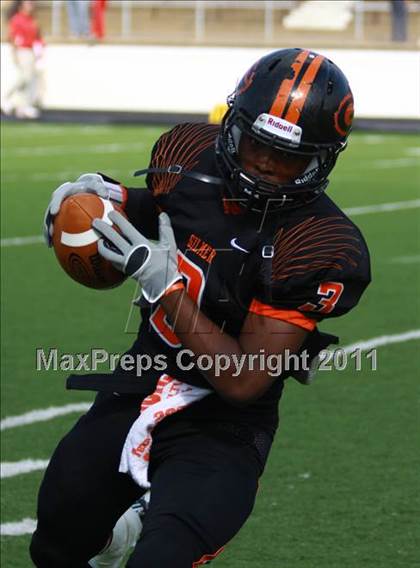 Thumbnail 2 in Van vs. Gilmer (3A Division 2 Region 2 Area Playoffs) photogallery.