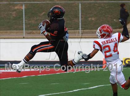 Thumbnail 3 in Van vs. Gilmer (3A Division 2 Region 2 Area Playoffs) photogallery.