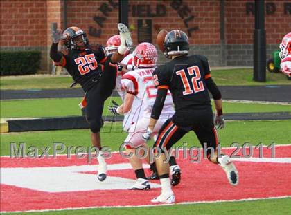Thumbnail 3 in Van vs. Gilmer (3A Division 2 Region 2 Area Playoffs) photogallery.