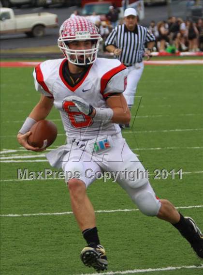 Thumbnail 3 in Van vs. Gilmer (3A Division 2 Region 2 Area Playoffs) photogallery.