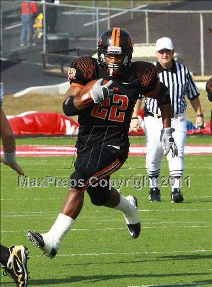 Thumbnail 1 in Van vs. Gilmer (3A Division 2 Region 2 Area Playoffs) photogallery.