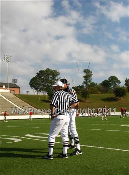 Thumbnail 1 in Van vs. Gilmer (3A Division 2 Region 2 Area Playoffs) photogallery.