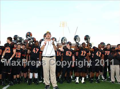 Thumbnail 2 in Van vs. Gilmer (3A Division 2 Region 2 Area Playoffs) photogallery.