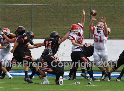 Thumbnail 2 in Van vs. Gilmer (3A Division 2 Region 2 Area Playoffs) photogallery.