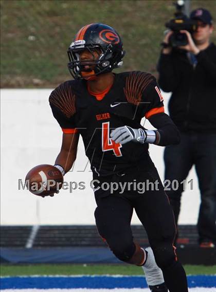 Thumbnail 2 in Van vs. Gilmer (3A Division 2 Region 2 Area Playoffs) photogallery.