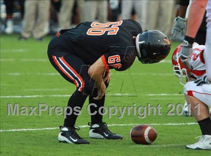 Thumbnail 2 in Van vs. Gilmer (3A Division 2 Region 2 Area Playoffs) photogallery.