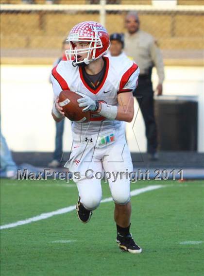 Thumbnail 1 in Van vs. Gilmer (3A Division 2 Region 2 Area Playoffs) photogallery.