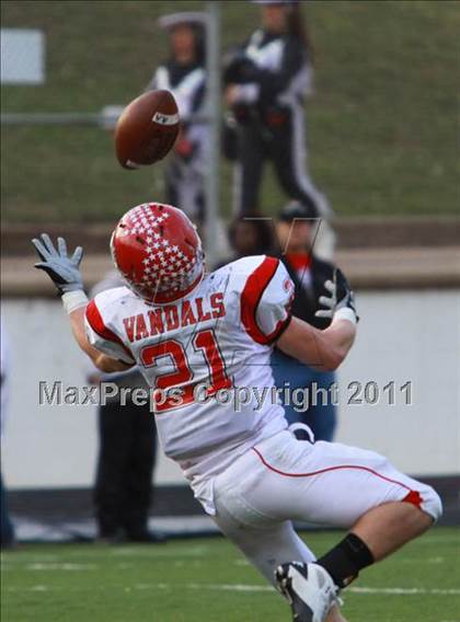 Thumbnail 1 in Van vs. Gilmer (3A Division 2 Region 2 Area Playoffs) photogallery.