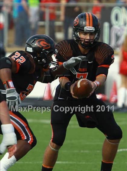 Thumbnail 2 in Van vs. Gilmer (3A Division 2 Region 2 Area Playoffs) photogallery.