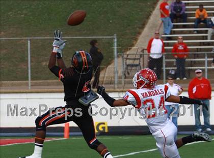 Thumbnail 2 in Van vs. Gilmer (3A Division 2 Region 2 Area Playoffs) photogallery.