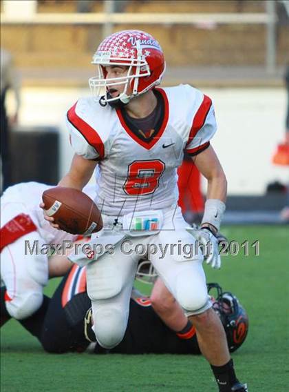 Thumbnail 1 in Van vs. Gilmer (3A Division 2 Region 2 Area Playoffs) photogallery.