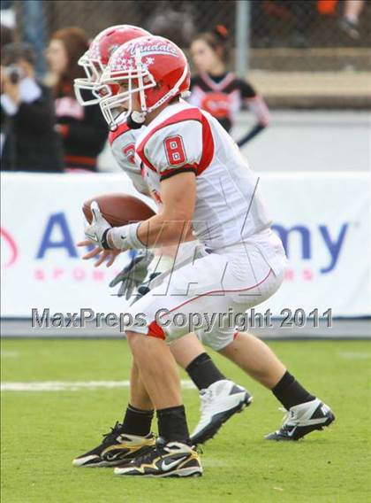 Thumbnail 2 in Van vs. Gilmer (3A Division 2 Region 2 Area Playoffs) photogallery.