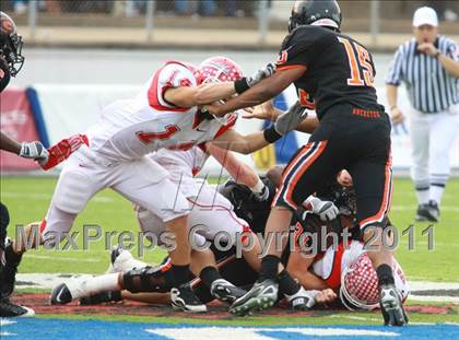 Thumbnail 2 in Van vs. Gilmer (3A Division 2 Region 2 Area Playoffs) photogallery.