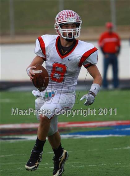 Thumbnail 2 in Van vs. Gilmer (3A Division 2 Region 2 Area Playoffs) photogallery.