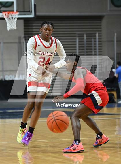Thumbnail 3 in San Joaquin Memorial vs. John Paul II (Tarkanian Classic) photogallery.