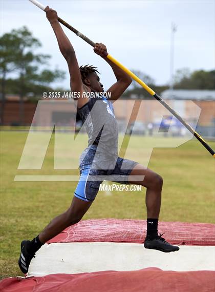 Thumbnail 3 in Lewis James Invitational (Pole Vault) photogallery.