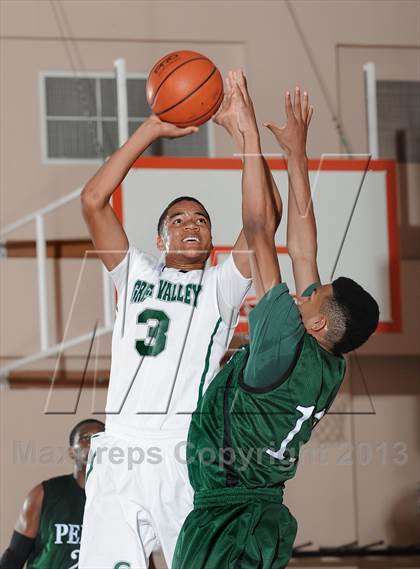 Thumbnail 2 in Perris vs. Green Valley (MaxPreps Holiday Classic) photogallery.