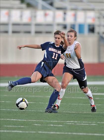 Thumbnail 2 in Wakeland vs Highland Park (Class 4A, Region II quarterfinals) photogallery.