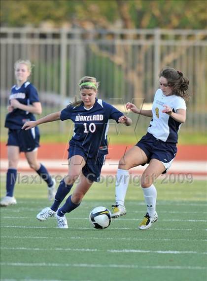 Thumbnail 2 in Wakeland vs Highland Park (Class 4A, Region II quarterfinals) photogallery.