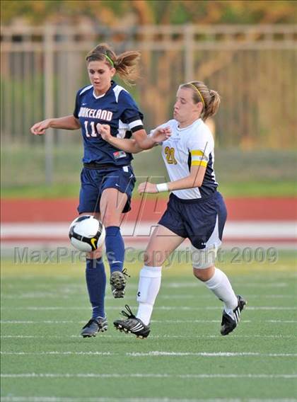 Thumbnail 2 in Wakeland vs Highland Park (Class 4A, Region II quarterfinals) photogallery.