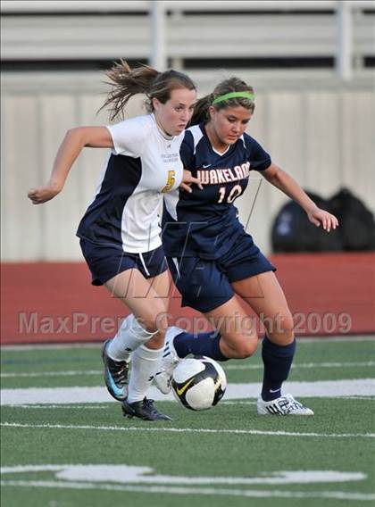 Thumbnail 1 in Wakeland vs Highland Park (Class 4A, Region II quarterfinals) photogallery.