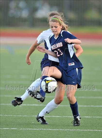Thumbnail 2 in Wakeland vs Highland Park (Class 4A, Region II quarterfinals) photogallery.