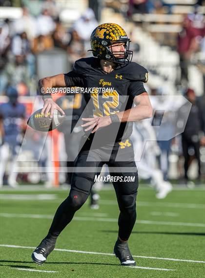 Thumbnail 1 in Jefferson @ Malakoff (UIL 3A DI Regional Playoff) photogallery.