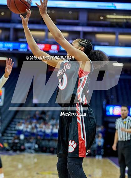 Thumbnail 2 in McFarland vs. Oakland (CIF State D3 Final) photogallery.