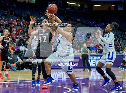 Thumbnail 2 in McFarland vs. Oakland (CIF State D3 Final) photogallery.