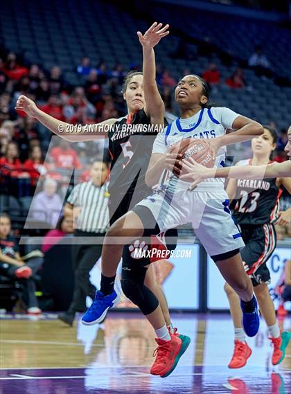 Thumbnail 3 in McFarland vs. Oakland (CIF State D3 Final) photogallery.