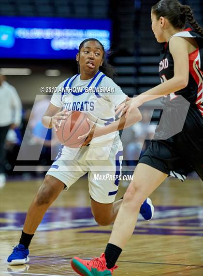 Thumbnail 3 in McFarland vs. Oakland (CIF State D3 Final) photogallery.