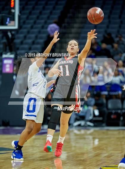 Thumbnail 3 in McFarland vs. Oakland (CIF State D3 Final) photogallery.