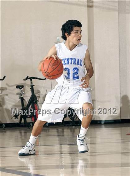 Thumbnail 1 in JV: Grove vs Central (MaxPreps Holiday Classic) photogallery.