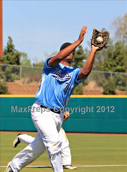 Thumbnail 3 in Mater Dei vs. Carroll (National High School Invitational) photogallery.