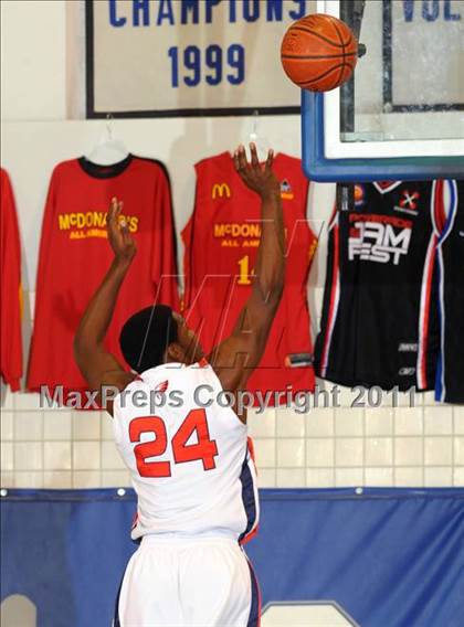 Thumbnail 1 in Pleasant Grove vs. Simi Valley (MaxPreps Holiday Classic) photogallery.