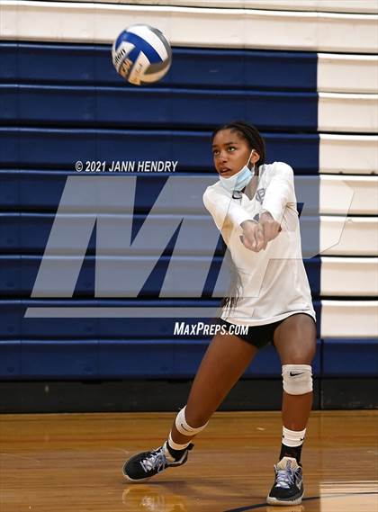 Thumbnail 3 in Rancho Cucamonga vs. Los Alamitos (Durango Fall Classic) photogallery.