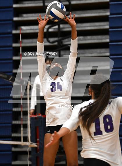 Thumbnail 2 in Rancho Cucamonga vs. Los Alamitos (Durango Fall Classic) photogallery.