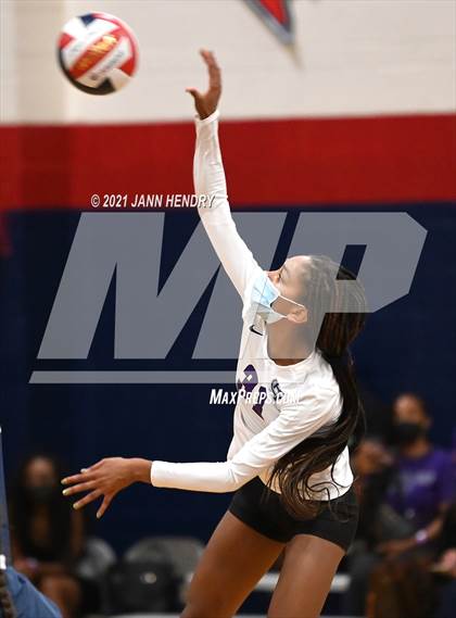 Thumbnail 3 in Rancho Cucamonga vs. Los Alamitos (Durango Fall Classic) photogallery.