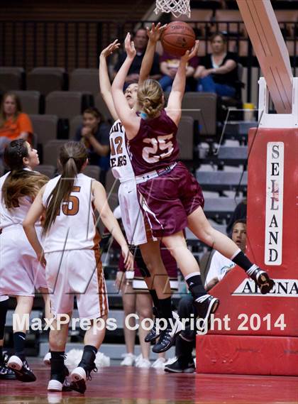Thumbnail 3 in Selma vs Sierra (CIF CS D3 Final) photogallery.