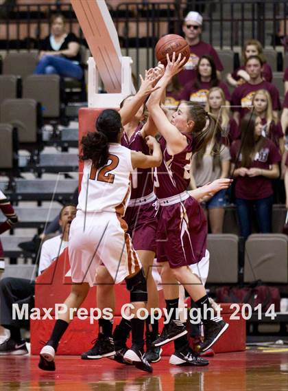 Thumbnail 1 in Selma vs Sierra (CIF CS D3 Final) photogallery.