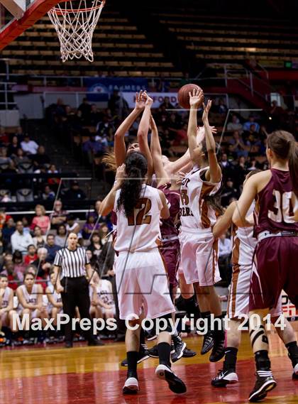 Thumbnail 3 in Selma vs Sierra (CIF CS D3 Final) photogallery.