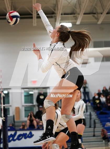 Thumbnail 1 in Madisonville vs Giddings (UIL 4A Area Playoff) photogallery.