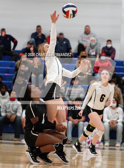Thumbnail 1 in Madisonville vs Giddings (UIL 4A Area Playoff) photogallery.