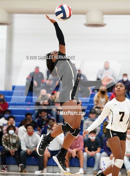 Thumbnail 2 in Madisonville vs Giddings (UIL 4A Area Playoff) photogallery.
