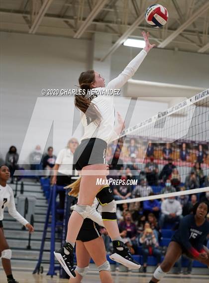 Thumbnail 1 in Madisonville vs Giddings (UIL 4A Area Playoff) photogallery.